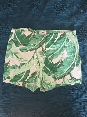 Old Navy Green Palm-Print Women’s Shorts